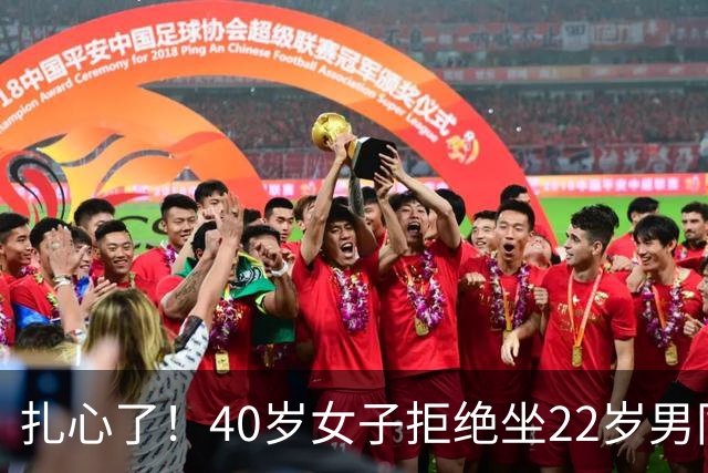 扎心了！40岁女子拒绝坐22岁男同事电动车，怕被别人说闲话，男同事一句话让她瞬间破防