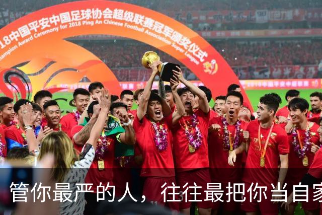 管你最严的人，往往最把你当自家孩子！班主任在操场上为学生的一袋零食，跑得眼镜都歪了